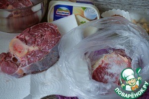 Говяжья голяшка в сливочно-овощном соусе