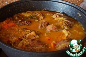 Говяжья голяшка в сливочно-овощном соусе