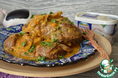 Говяжья голяшка в сливочно-овощном соусе