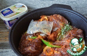 Говяжья голяшка в сливочно-овощном соусе