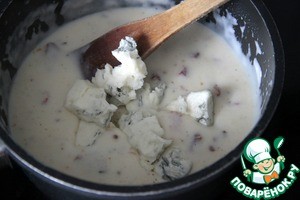 Гратин из картофеля и камбалы под соусом из горгонзолы