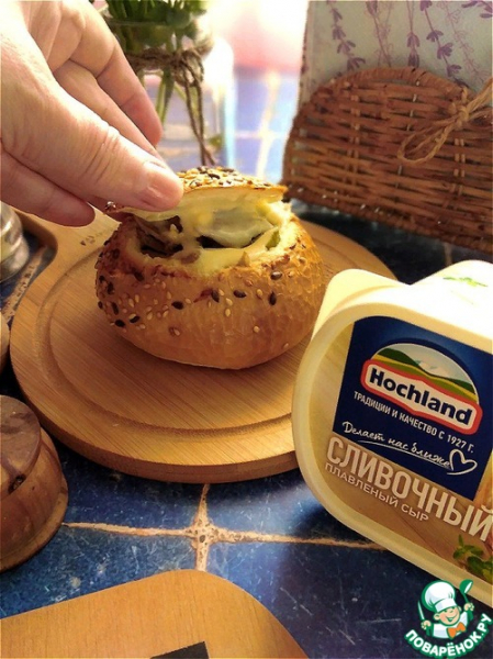 Хлебные горшочки с мясом и сыром