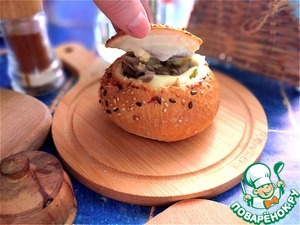 Хлебные горшочки с мясом и сыром