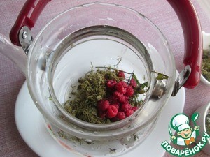 Хвойный чай с мятой и малиной