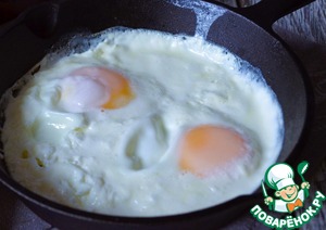 Яичница в сырно-сметанном соусе