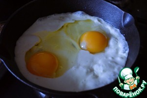 Яичница в сырно-сметанном соусе