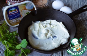 Яичница в сырно-сметанном соусе