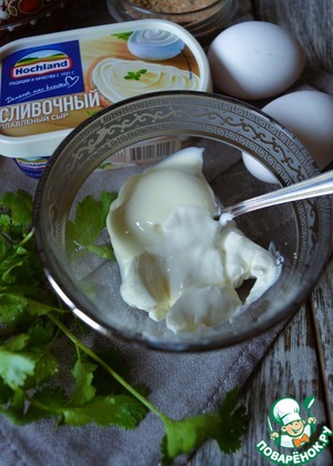 Яичница в сырно-сметанном соусе