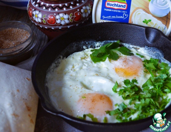 Яичница в сырно-сметанном соусе