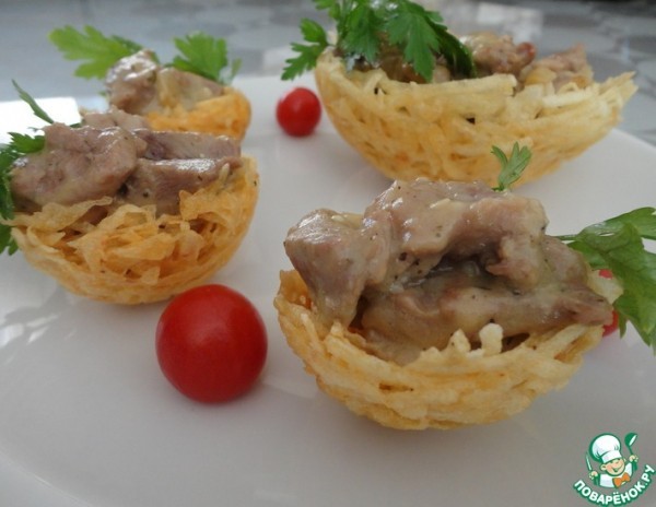 Картофельные корзиночки со свининой в белом соусе Картофельные корзиночки со свининой в белом соусе