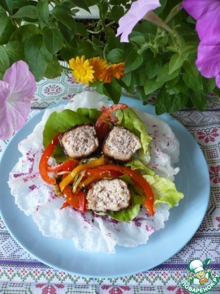 Котлеты из индейки с летним салатом