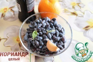 Купаты на углях с соусом из жимолости Купаты на углях с соусом из жимолости