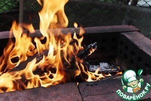 Купаты на углях с соусом из жимолости Купаты на углях с соусом из жимолости