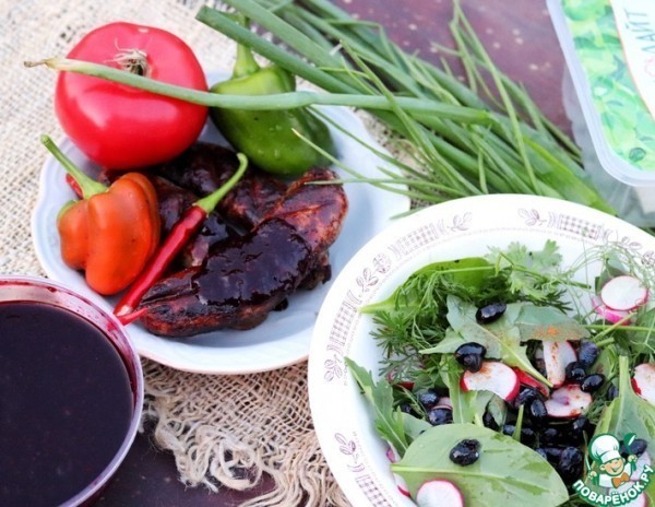 Купаты на углях с соусом из жимолости Купаты на углях с соусом из жимолости