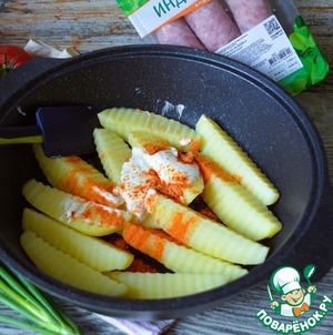 Купаты с картофелем, запеченные в сметане Купаты с картофелем, запеченные в сметане