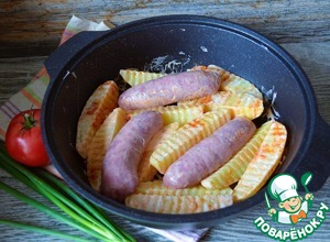 Купаты с картофелем, запеченные в сметане Купаты с картофелем, запеченные в сметане