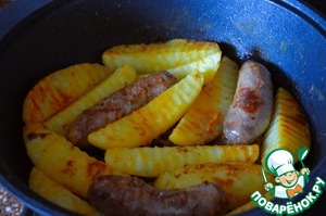 Купаты с картофелем, запеченные в сметане Купаты с картофелем, запеченные в сметане