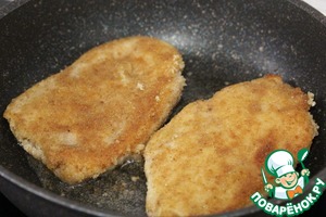 Куриный шницель на свекольном креме