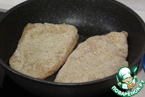 Куриный шницель на свекольном креме