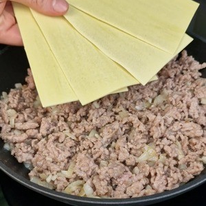 Ленивая лазанья с острым соусом