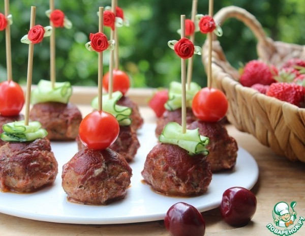 Мясные шарики из индейки с капустой