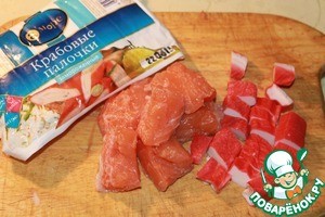 Мусс из лосося с крабовыми палочками на ложе из картофельного гратена