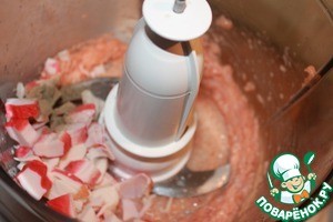 Мусс из лосося с крабовыми палочками на ложе из картофельного гратена