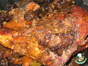 Печеная баранина с черносливом