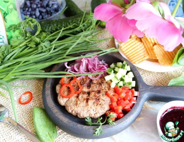 Плескавица из индейки с острым соусом