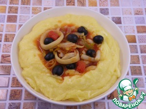 Полента с кальмарами в томатном соусе