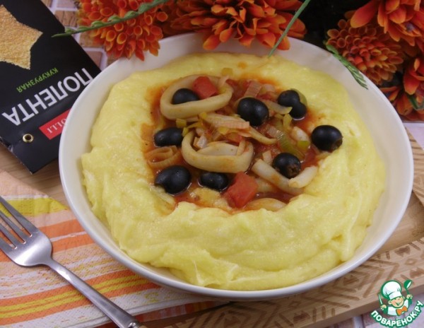 Полента с кальмарами в томатном соусе