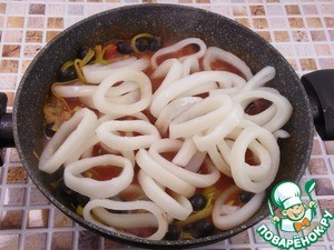 Полента с кальмарами в томатном соусе