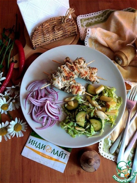 Пряная индейка с оливками и салатом Пряная индейка с оливками и салатом