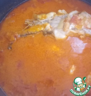 Рыба тушенная в кокосово-томатном соусе