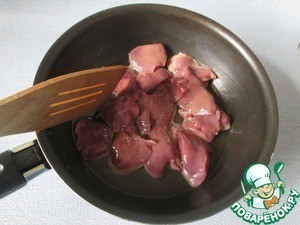 Салат с куриной печенью под брусничным соусом Салат с куриной печенью под брусничным соусом