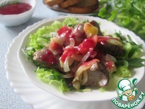 Салат с куриной печенью под брусничным соусом Салат с куриной печенью под брусничным соусом