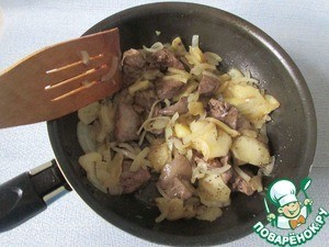 Салат с куриной печенью под брусничным соусом Салат с куриной печенью под брусничным соусом