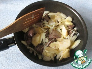 Салат с куриной печенью под брусничным соусом Салат с куриной печенью под брусничным соусом
