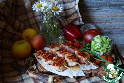 Шашлыки-рулеты из индейки с беконом Шашлыки-рулеты из индейки с беконом