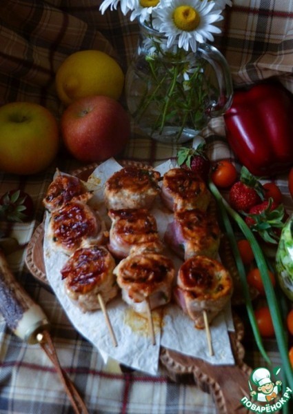 Шашлыки-рулеты из индейки с беконом Шашлыки-рулеты из индейки с беконом