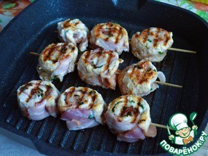 Шашлыки-рулеты из индейки с беконом Шашлыки-рулеты из индейки с беконом