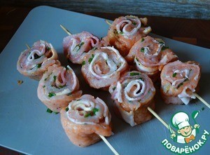 Шашлыки-рулеты из индейки с беконом Шашлыки-рулеты из индейки с беконом