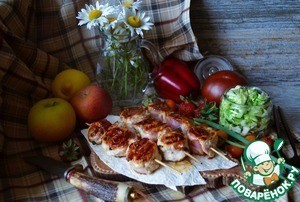 Шашлыки-рулеты из индейки с беконом Шашлыки-рулеты из индейки с беконом