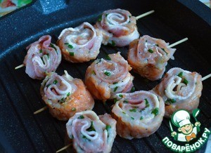 Шашлыки-рулеты из индейки с беконом Шашлыки-рулеты из индейки с беконом