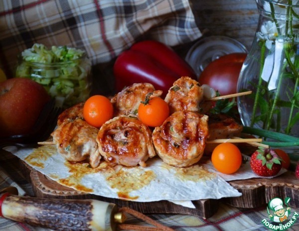 Шашлыки-рулеты из индейки с беконом Шашлыки-рулеты из индейки с беконом