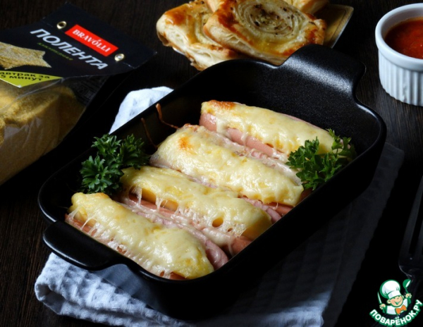 Сосиски с полентой под сыром