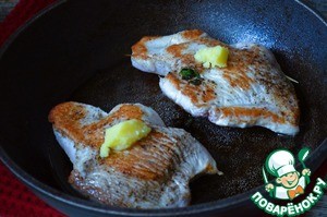 Стейк индейки с беконом и зеленью