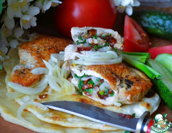 Стейк индейки с беконом и зеленью