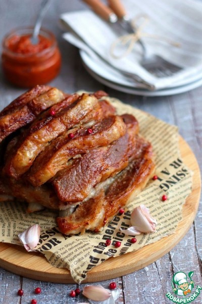 Свиная корейка с чесноком и пряностями Свиная корейка с чесноком и пряностями