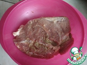 Свиная лопатка, запеченная с чесноком Свиная лопатка, запеченная с чесноком